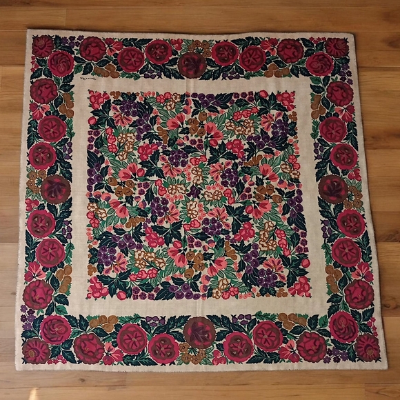 Oscar de la Renta Accessories - Oscar de la Renta 100% Wool Shawl